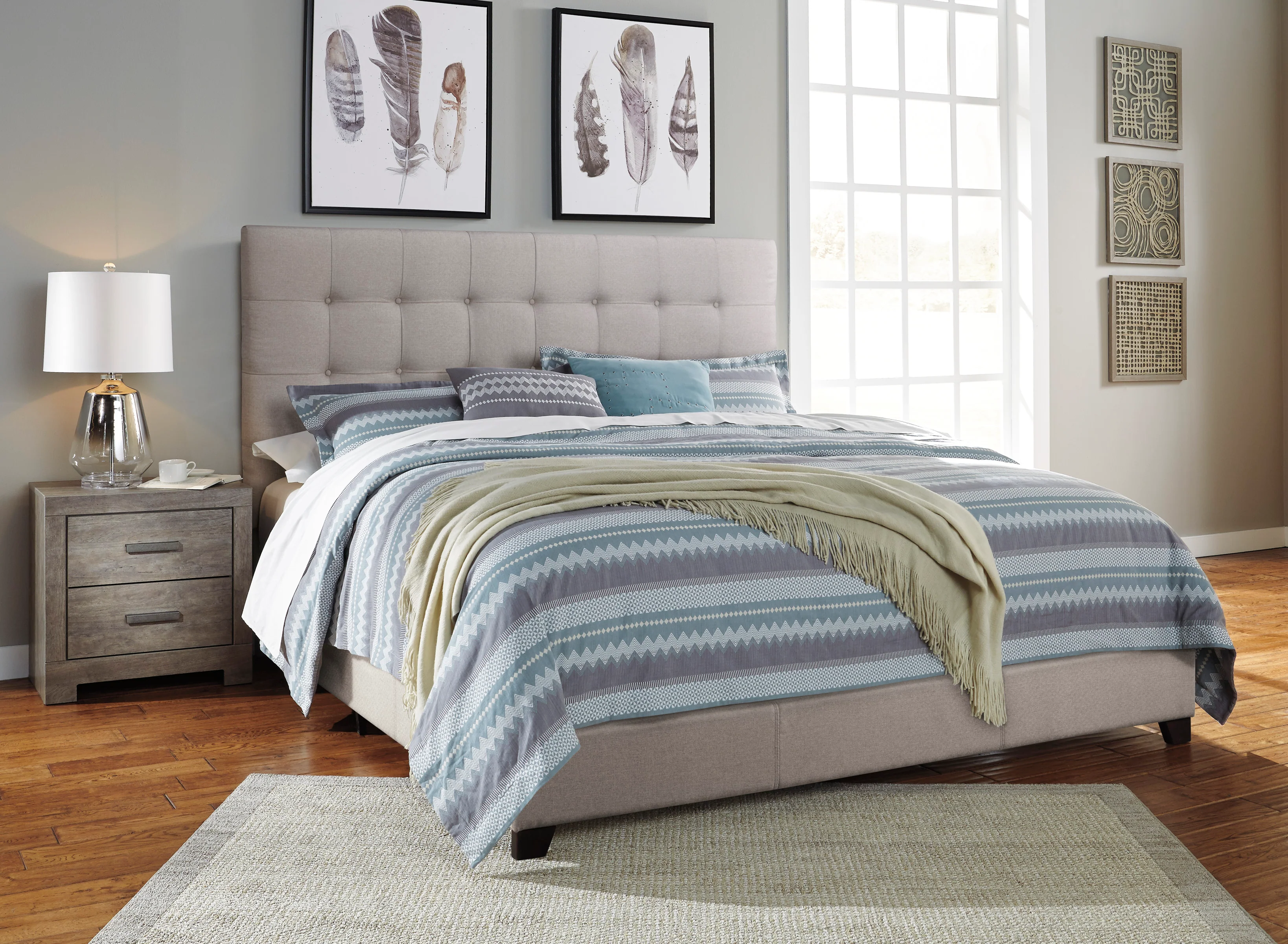 Dolante King Upholstered Bed - Image 4