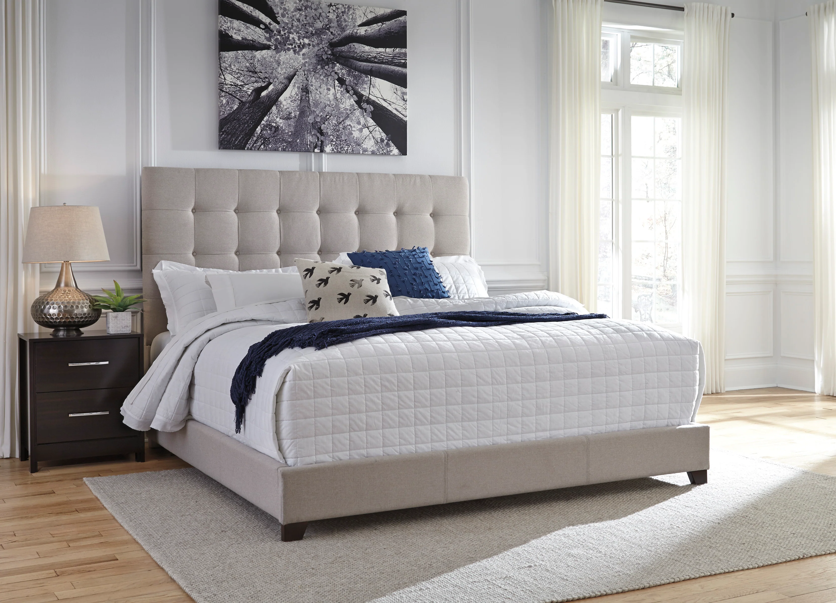 Dolante King Upholstered Bed - Image 5