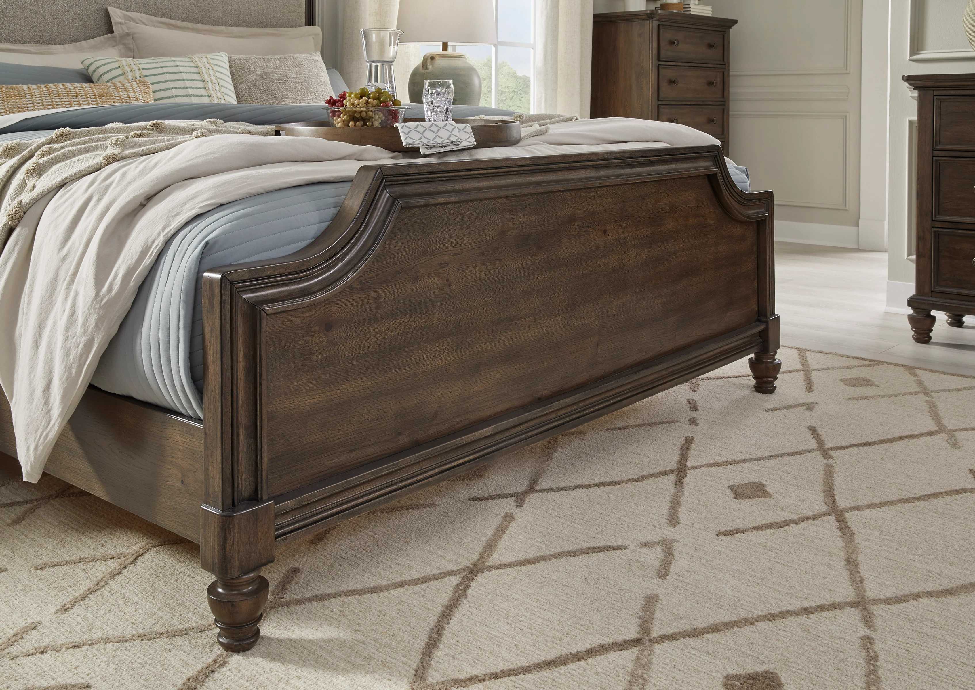 Veramond King Panel Bed - Image 4