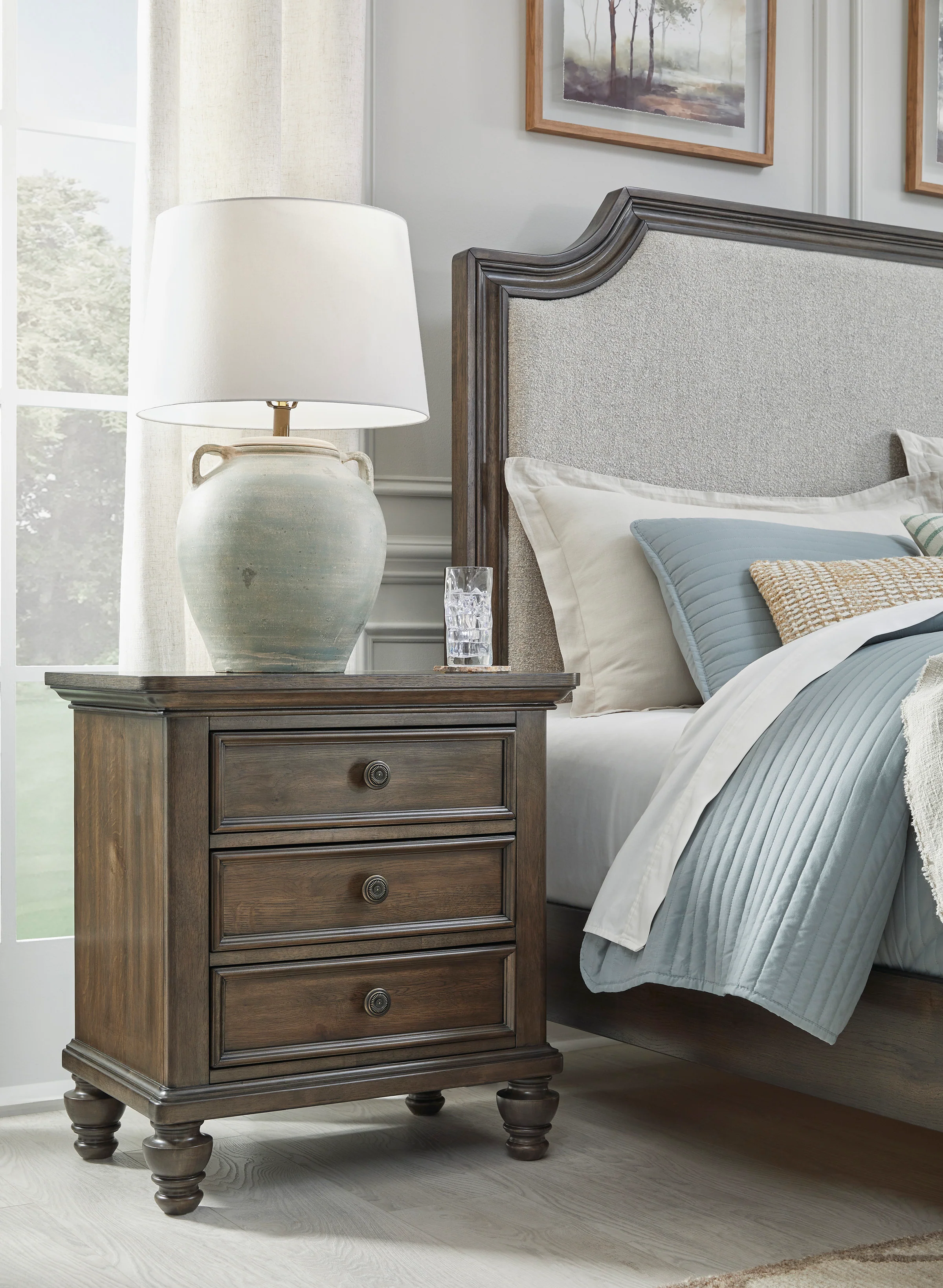 Veramond King Panel Bed - Image 8