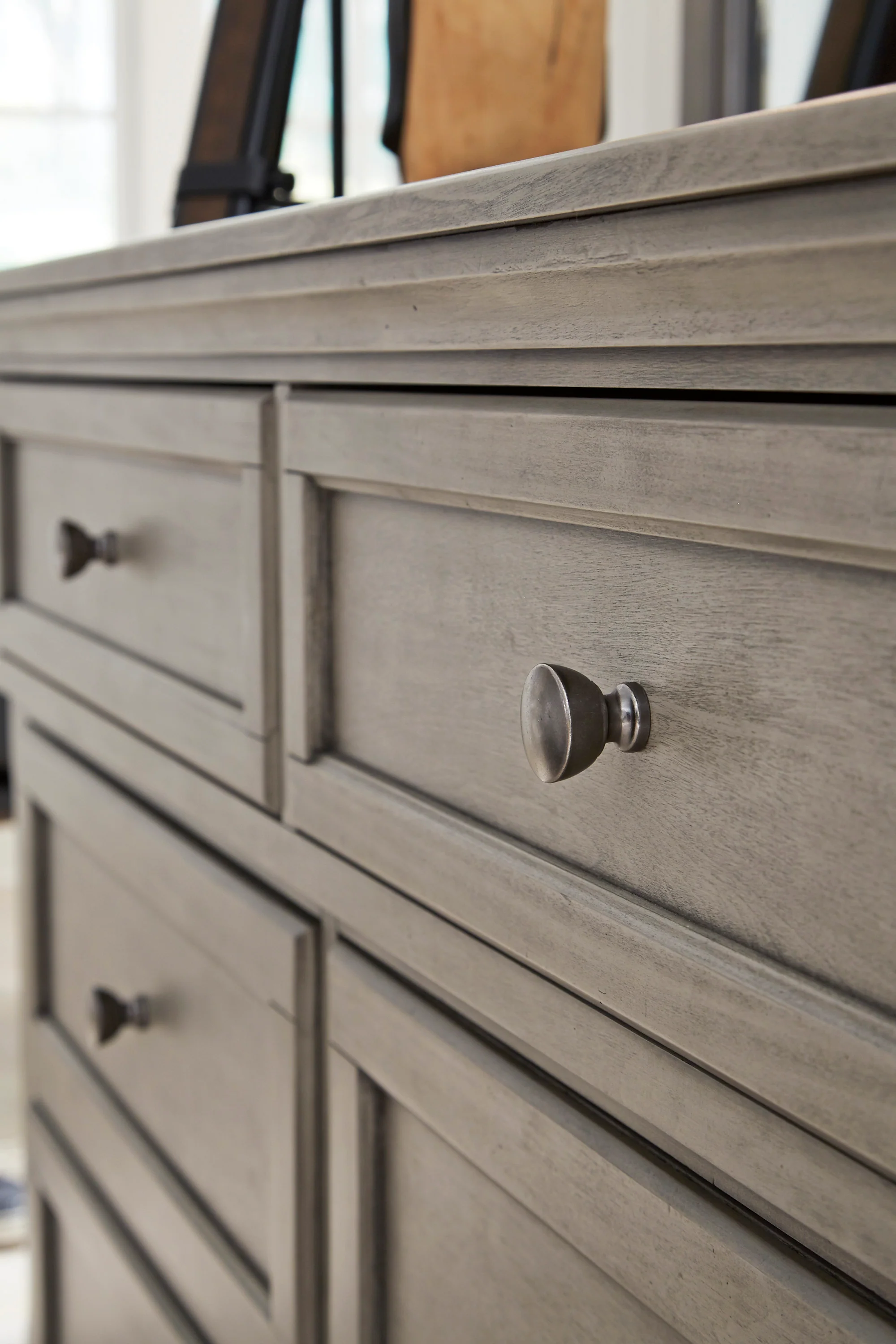 Lettner Dresser With Mirror - Image 9