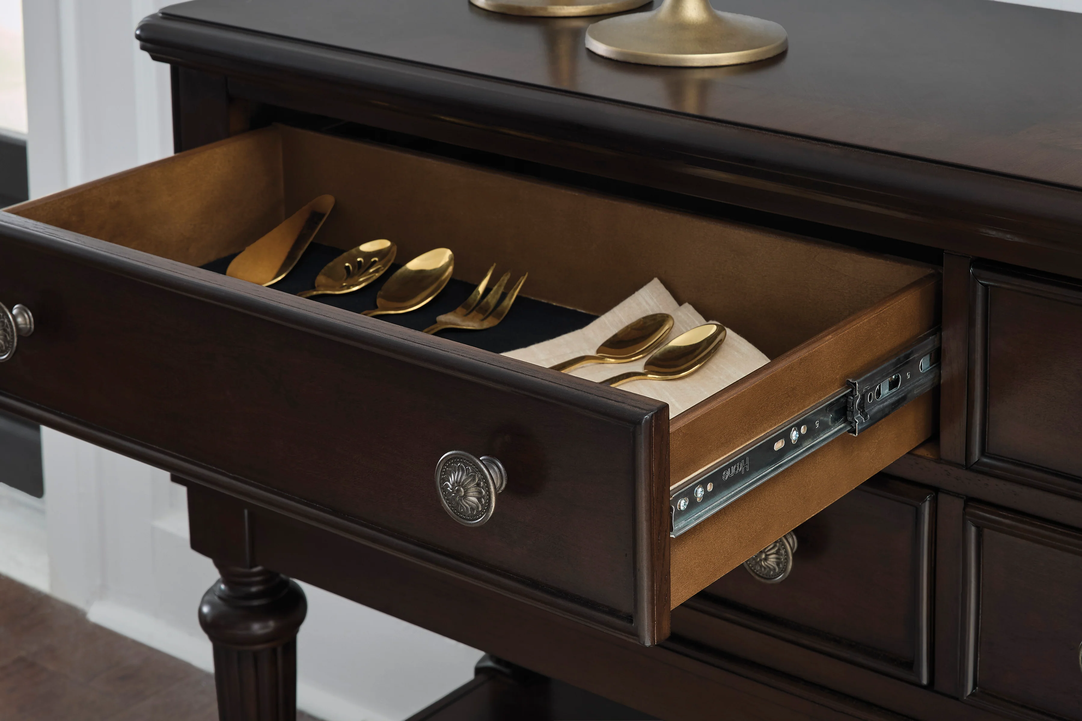 Lavinton Dining Server - Image 5