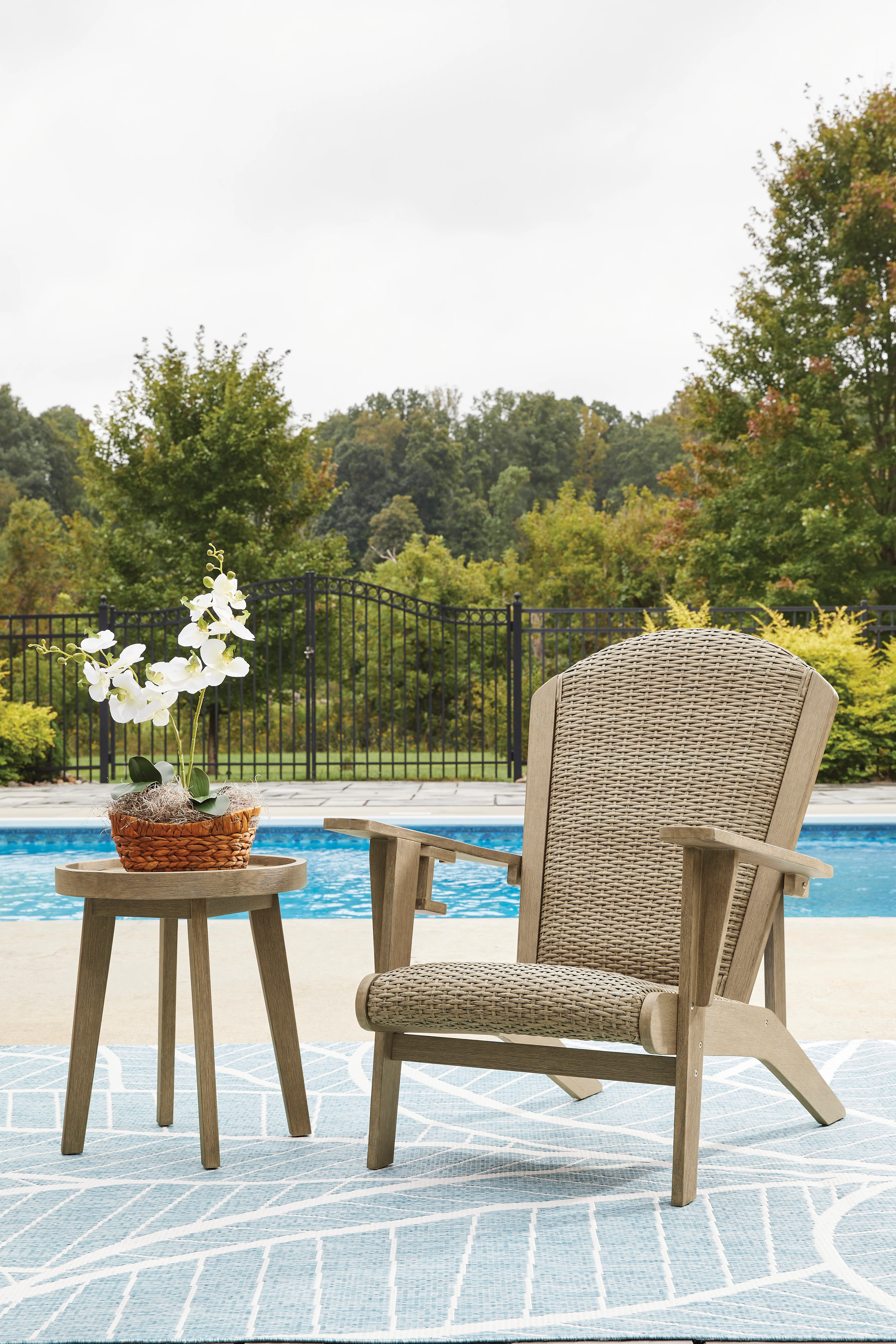 Bradstreet Bay Round End Table - Image 7
