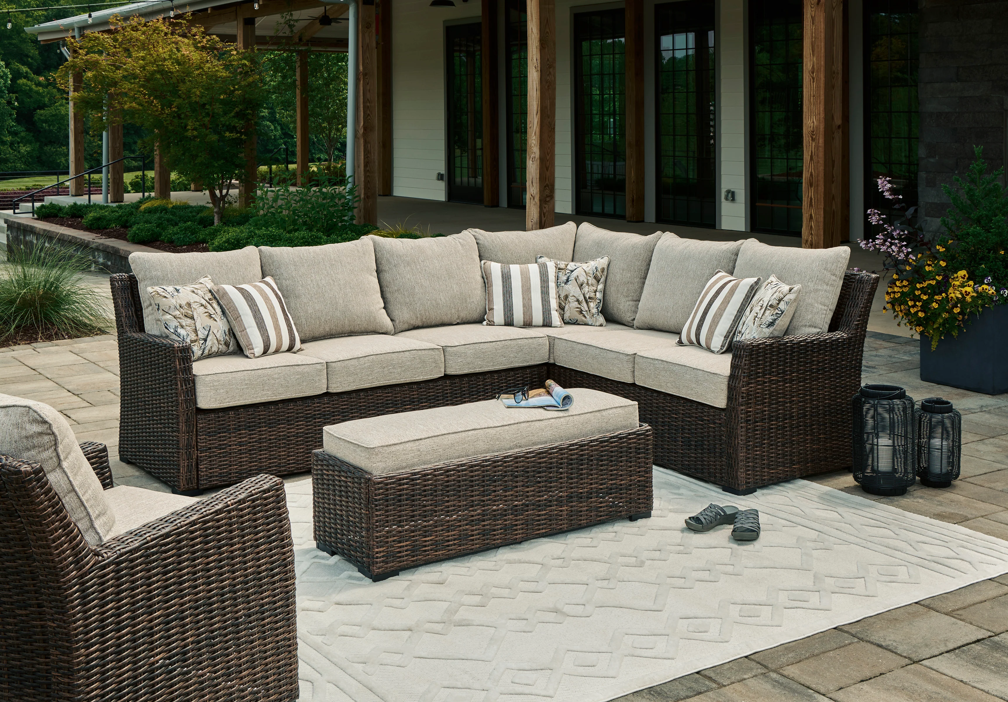 Brook Ranch Outdoor Sectional Sofa Set With Table