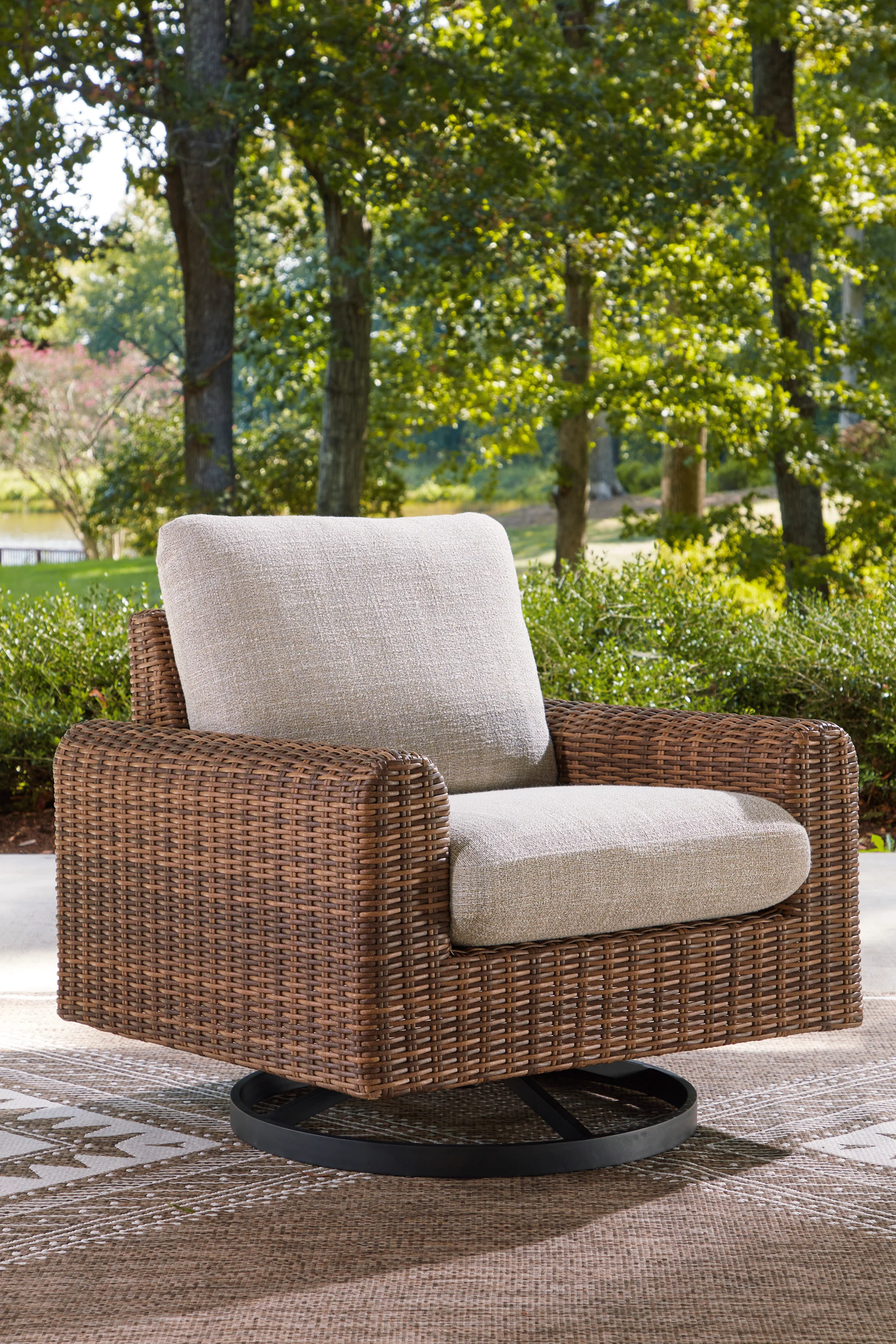 Angel Island Swivel Lounge With Cushion