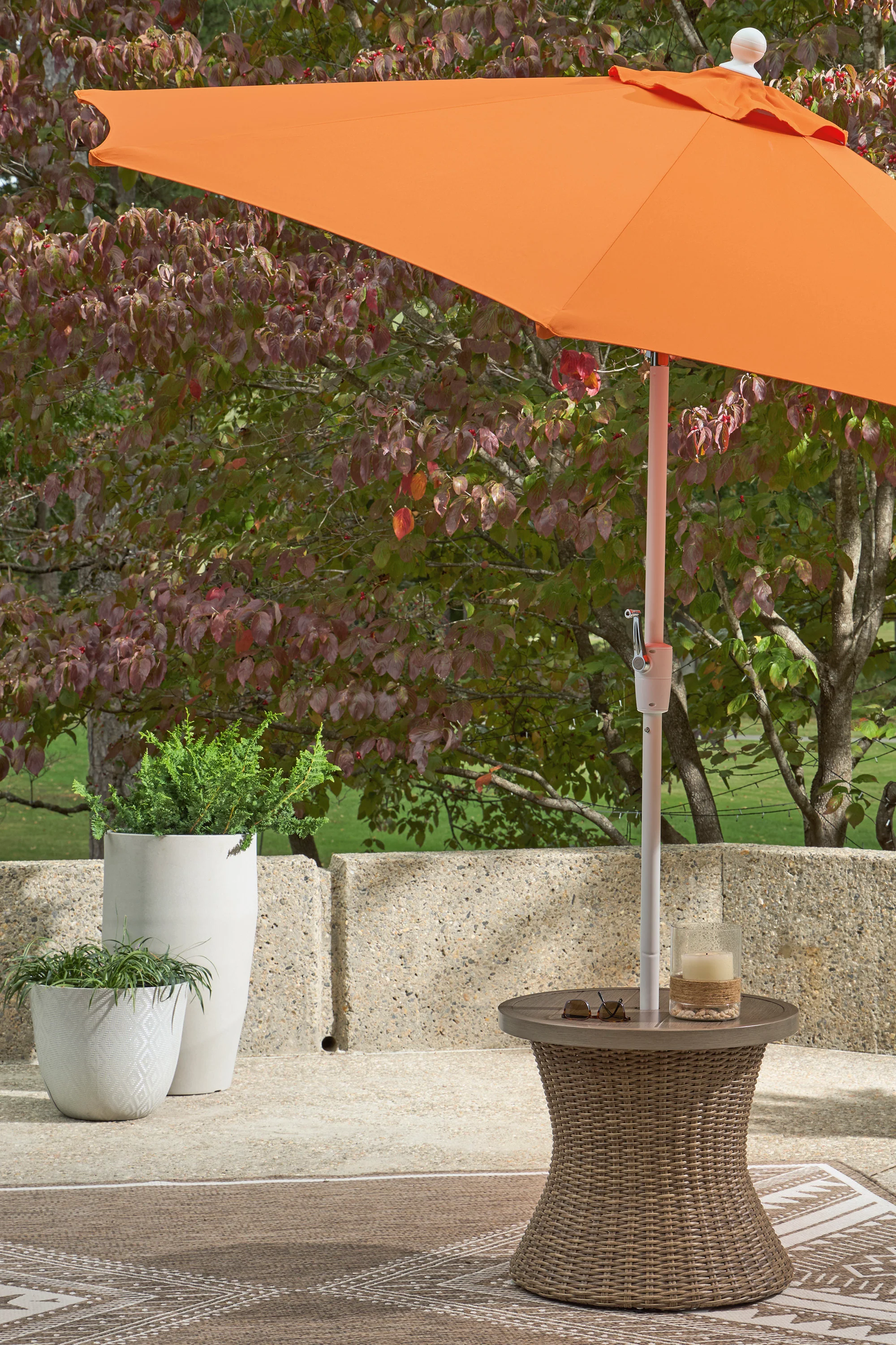 Revare Beach Round End Table With Umb Opt - Image 3