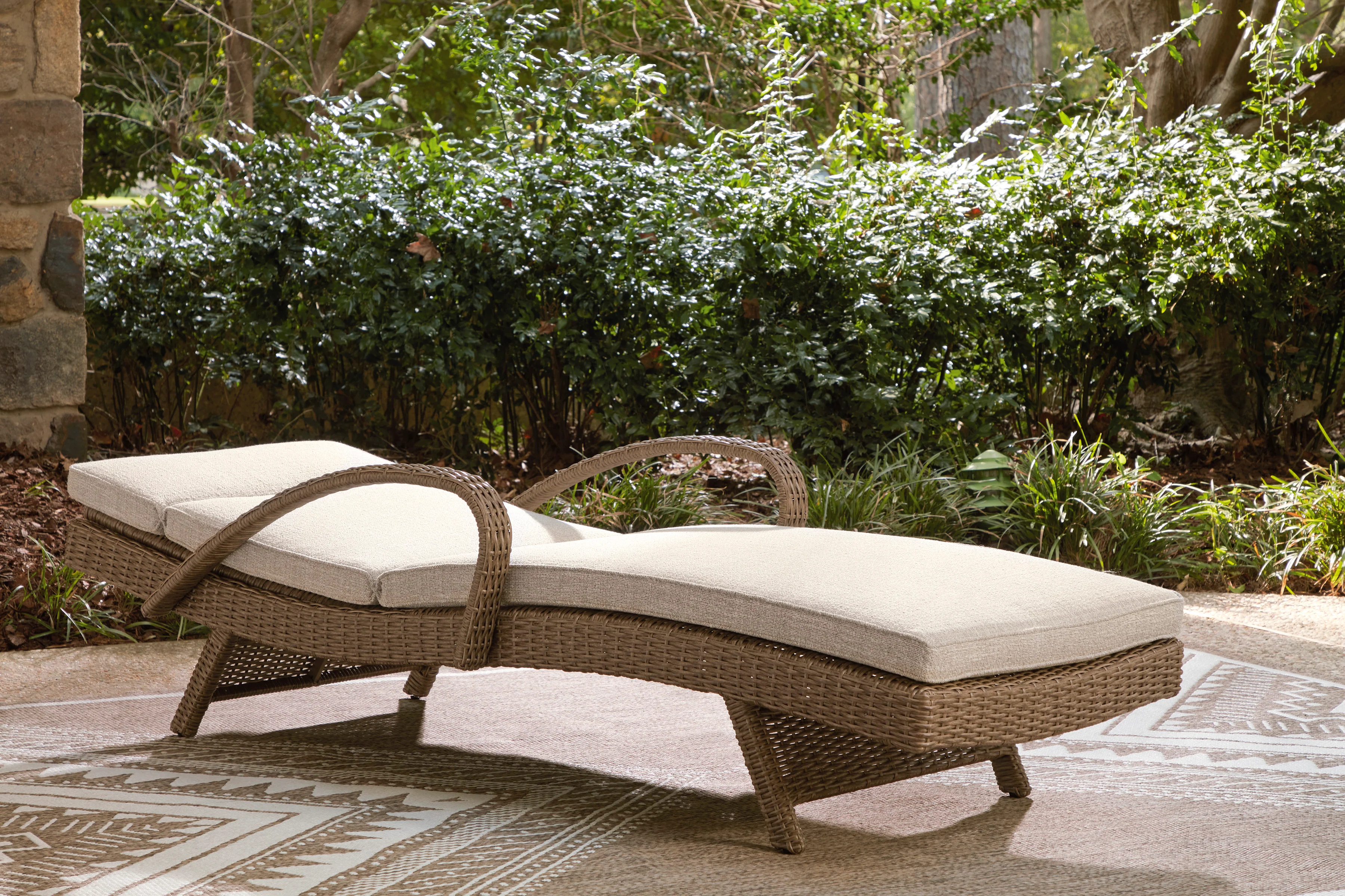 Revare Beach Chaise Lounge With Cushion - Image 3